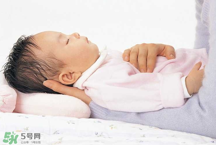 新生寶寶怎么抱？新生寶寶可以豎著抱嗎？