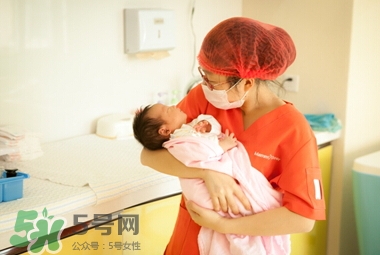 抱新生兒可以晃動(dòng)嗎？抱新生兒的正確方法圖