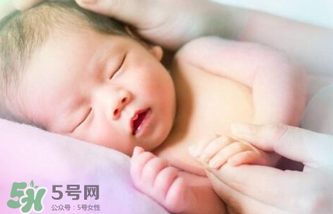 新生寶寶幾個月可以豎著抱？寶寶豎著抱的正確姿勢