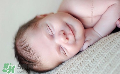 寶寶驚跳反應(yīng)什么時(shí)候消失？寶寶驚跳反射太頻繁怎么辦？