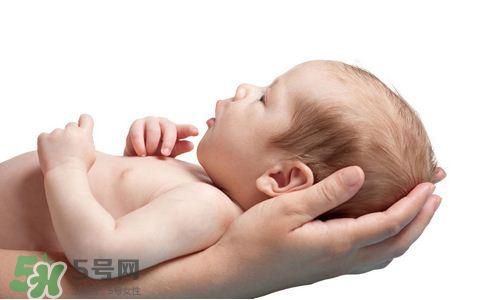 寶寶剛出生可以喝奶粉嗎？剛出生的寶寶喝多少奶粉？