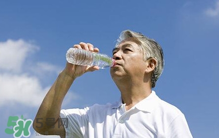 國(guó)家飲用水標(biāo)準(zhǔn)是什么？飲用水和礦泉水的區(qū)別