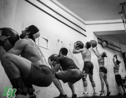 藥球深蹲怎么做？藥球深蹲訓練方法