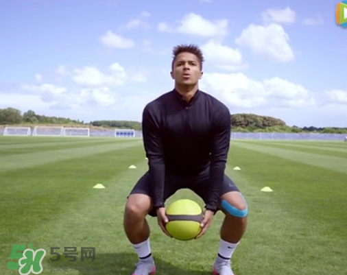 藥球深蹲怎么做？藥球深蹲訓練方法