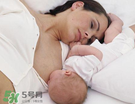 新生兒嗜睡吃奶量少要緊嗎？新生兒吃奶量少怎么辦？