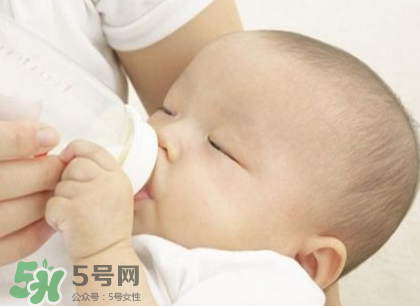 新生兒嗜睡吃奶量少要緊嗎？新生兒吃奶量少怎么辦？