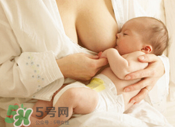 新生兒嗜睡吃奶量少要緊嗎？新生兒吃奶量少怎么辦？