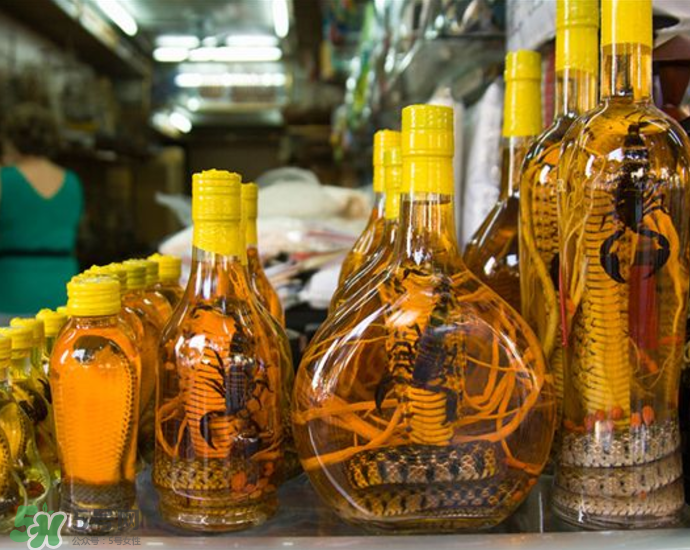 毒蛇泡在酒里為什么不死？毒蛇泡酒不死是什么原因？