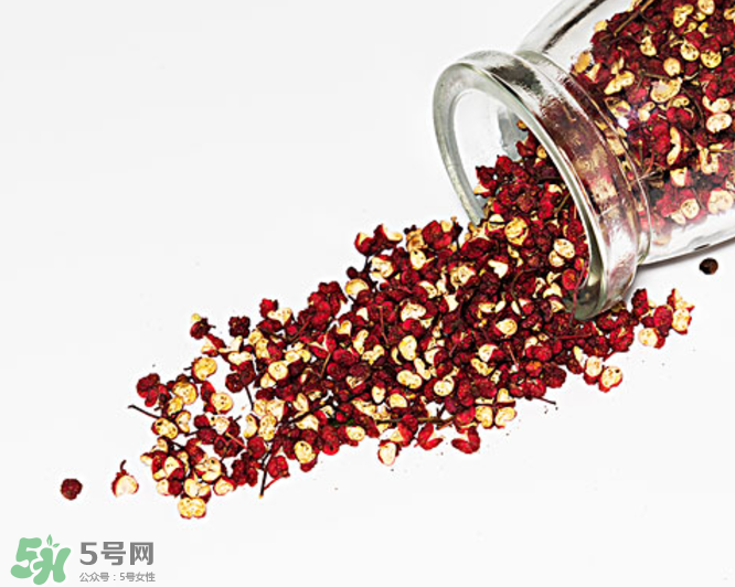 花椒泡腳能治白發(fā)嗎？花椒泡腳白發(fā)能轉(zhuǎn)黑嗎？