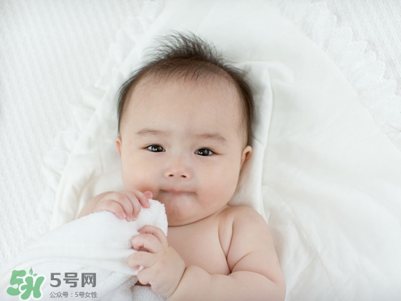 嬰兒幾個(gè)月可以做寶寶椅？嬰兒安全椅安裝方法