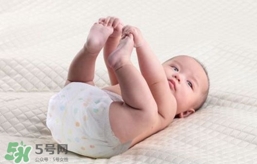 新生兒一天用多少尿不濕？新生兒尿不濕買多大的？