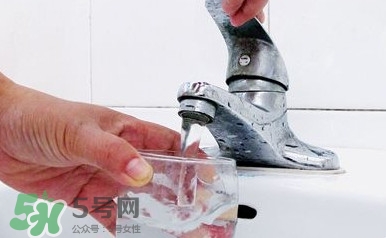 自來水為什么不能直接喝？自來水洗過的水果為什么可以吃？