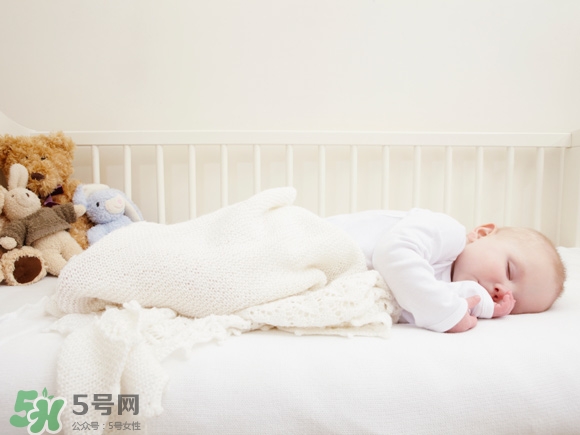 新生兒一天用多少尿不濕？新生兒尿不濕買多大的？