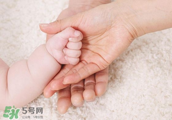 未滿月的寶寶可以剪指甲嗎？寶寶多久剪一次指甲？