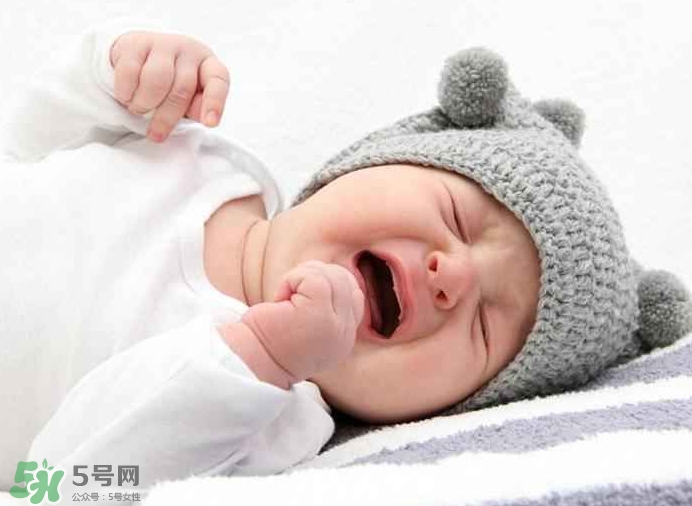 寶寶晚上哭鬧是怎么回事？寶寶晚上哭鬧不睡覺怎么辦？