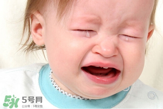 寶寶晚上哭鬧是怎么回事？寶寶晚上哭鬧不睡覺怎么辦？