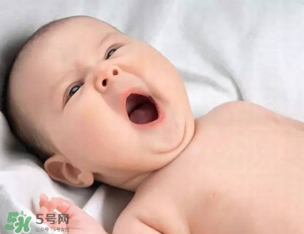 寶寶晚上哭鬧是怎么回事？寶寶晚上哭鬧不睡覺怎么辦？