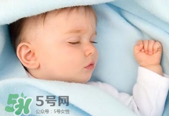 寶寶睡覺出汗多是什么原因？寶寶睡覺的常見誤區(qū)