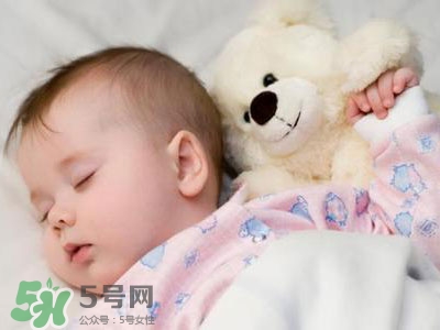 寶寶睡覺出汗多還要蓋被嗎？寶寶睡覺出汗多怎么辦？