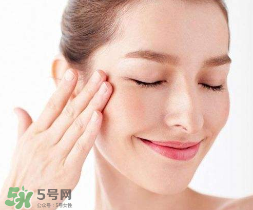 光擦保濕型化妝水就能有效保濕?怎樣正確的使用化妝水？