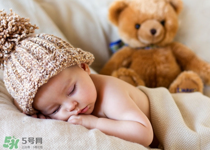 剛出生的寶寶需要枕頭嗎？新生兒需要枕頭定型嗎？