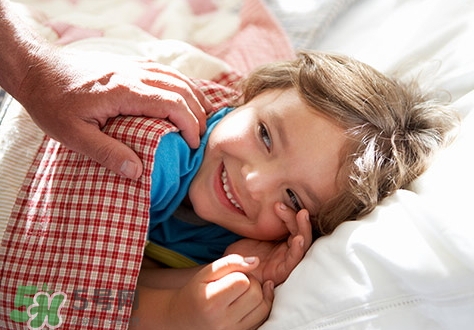 新生兒獨自睡覺好嗎？新生兒要跟父母睡嗎？