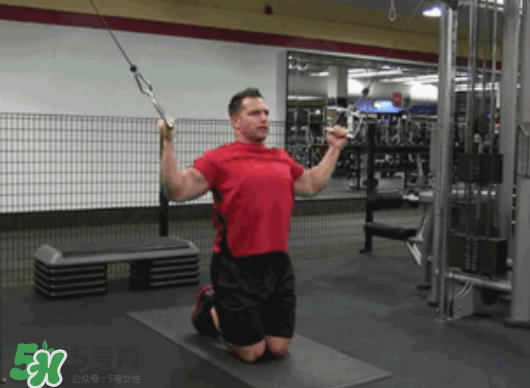 龍門架怎么練背？龍門架練背動作推薦