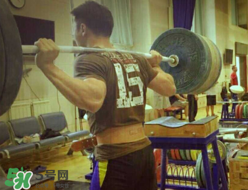 舉重腰帶怎么選擇？舉重腰帶越寬越好嗎？