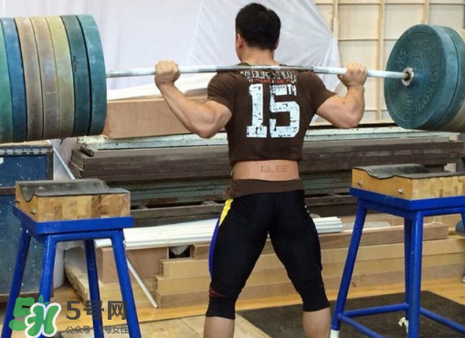 舉重腰帶怎么選擇？舉重腰帶越寬越好嗎？