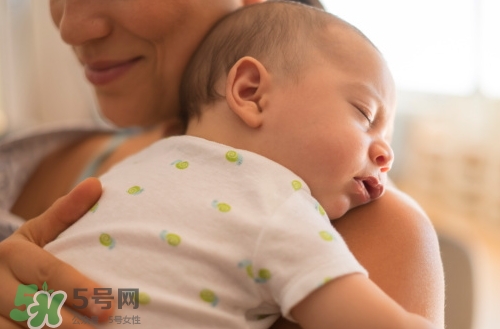 寶寶晚上哭鬧是怎么回事？寶寶晚上哭鬧不睡覺怎么辦？