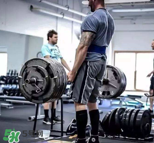 硬拉能練腹肌嗎？硬拉可以練腹肌嗎？