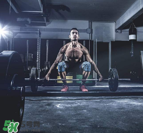 硬拉能練腹肌嗎？硬拉可以練腹肌嗎？