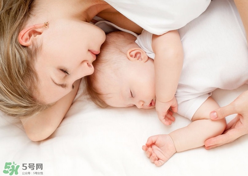 母乳喂養(yǎng)的寶寶需要喂水嗎？母乳喂養(yǎng)的重要性