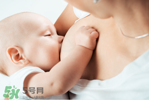母乳喂養(yǎng)胸部會變形嗎？如何避免產(chǎn)后乳房變形？