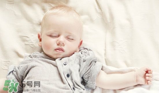 寶寶睡覺(jué)頭出汗是熱嗎？寶寶睡覺(jué)頭出汗是怎么回事？