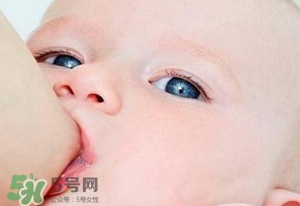 母乳喂養(yǎng)的寶寶大便怎樣正常？母乳喂養(yǎng)的寶寶需要補鈣嗎？