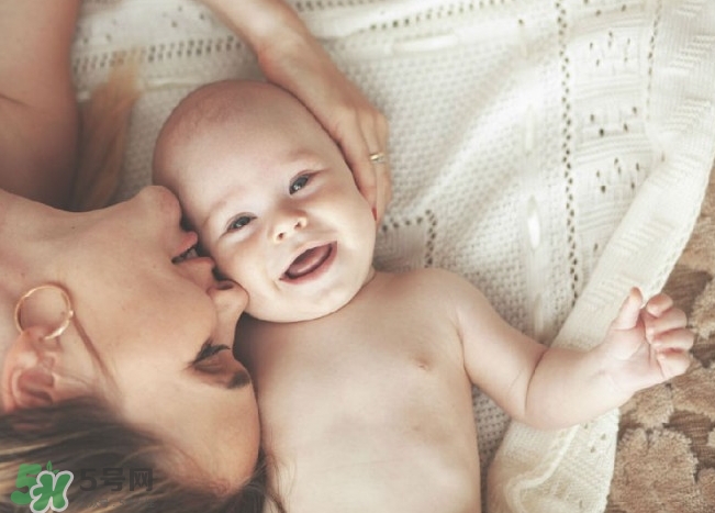 新生兒獨自睡覺好嗎？新生兒要跟父母睡嗎？