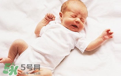 寶寶晚上哭鬧是怎么回事？寶寶晚上哭鬧不睡覺怎么辦？