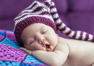 寶寶睡覺出汗多還要蓋被嗎？寶寶睡覺出汗多怎么辦？