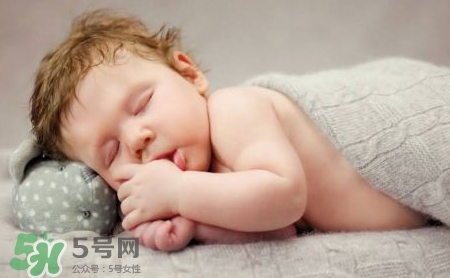 剛出生的寶寶需要枕頭嗎？新生兒需要枕頭定型嗎？