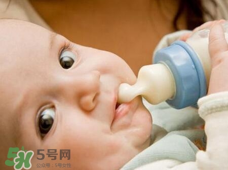 寶寶睡覺(jué)吃奶好嗎？寶寶睡覺(jué)吃奶怎么辦？