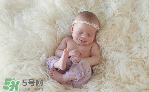 寶寶睡覺(jué)頭出汗是熱嗎？寶寶睡覺(jué)頭出汗是怎么回事？