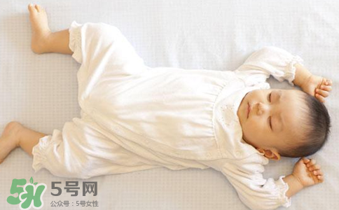 寶寶睡覺突然大哭是什么原因？寶寶睡覺突然哭醒怎么辦？