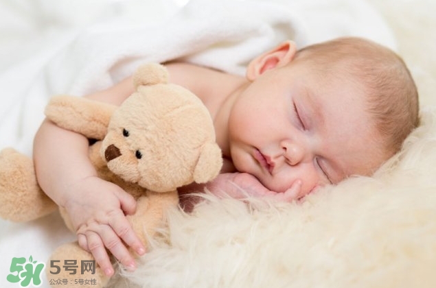 剛出生的寶寶需要枕頭嗎？新生兒需要枕頭定型嗎？