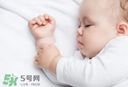 母乳喂養(yǎng)的寶寶需要喂水嗎？母乳喂養(yǎng)的重要性