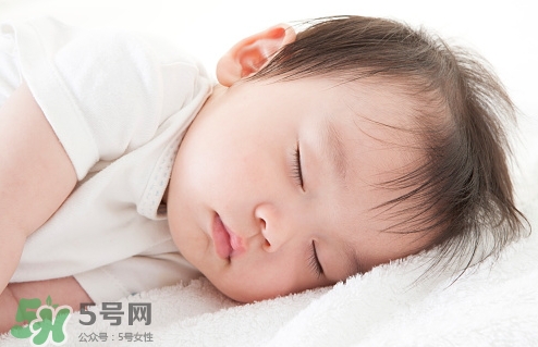 母乳喂養(yǎng)的寶寶需要喂水嗎？母乳喂養(yǎng)的重要性