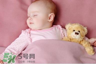 母乳喂養(yǎng)的寶寶需要喂水嗎？母乳喂養(yǎng)的重要性