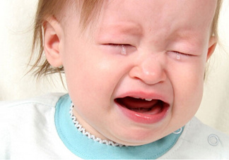 寶寶晚上哭鬧是怎么回事？寶寶晚上哭鬧不睡覺怎么辦？