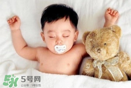 寶寶睡覺出汗多還要蓋被嗎？寶寶睡覺出汗多怎么辦？