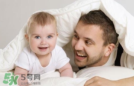 寶寶晚上哭鬧是怎么回事？寶寶晚上哭鬧不睡覺怎么辦？